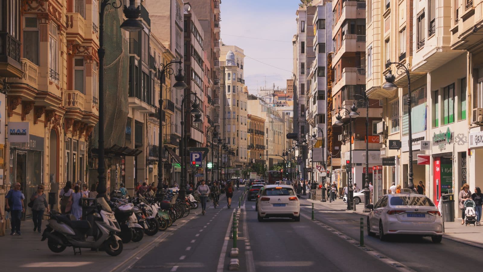A busy Valencia street
